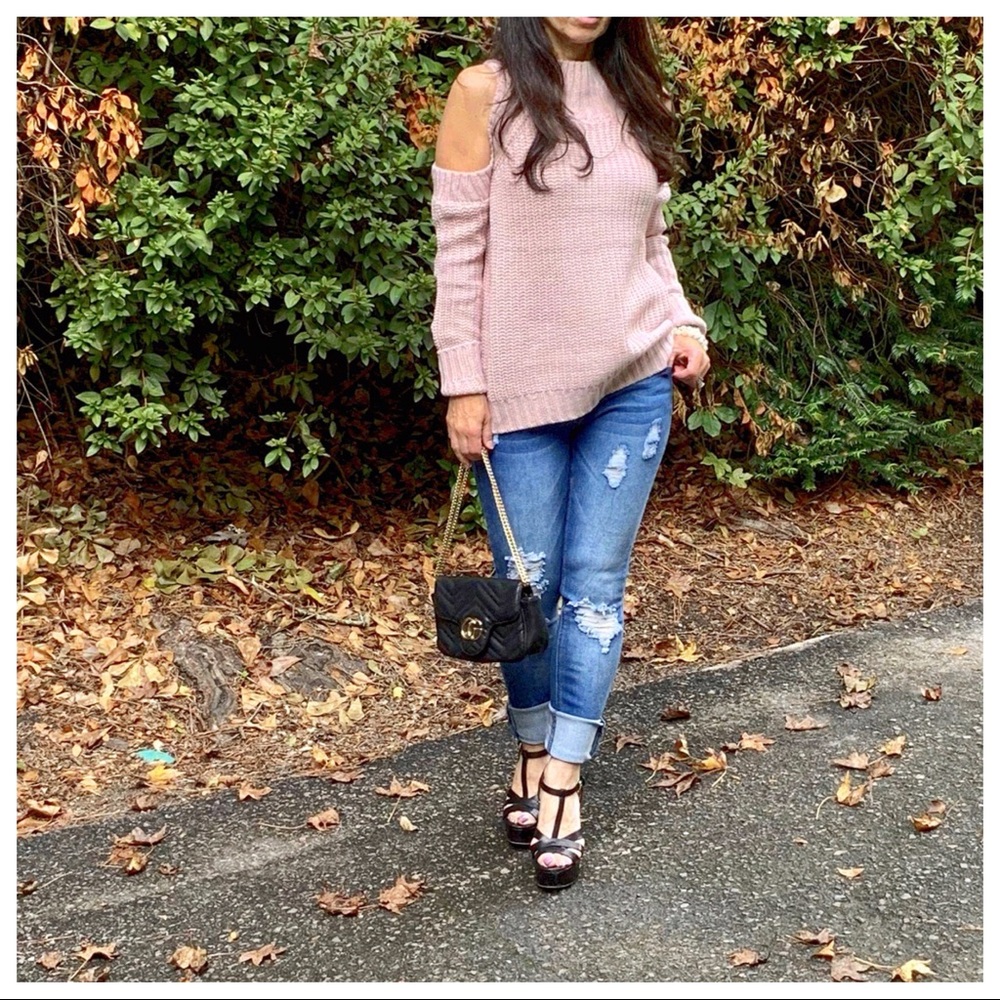 Beautiful cold shoulder sweater - Picture 2 of 7